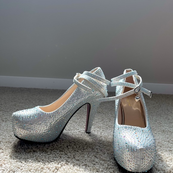 NEW Silver Rhinestone Pump - Picture 4 of 9